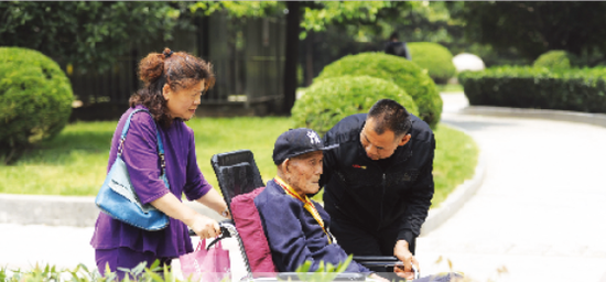 老人偏瘫8年 儿子带他去北京治病近20次 _阜阳