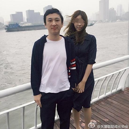 王思聪和美女自拍 被曝身高接近1米8(图)