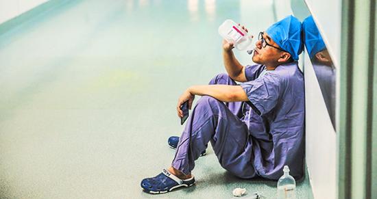 合肥医生连续工作累瘫 坐地上猛喝葡萄糖