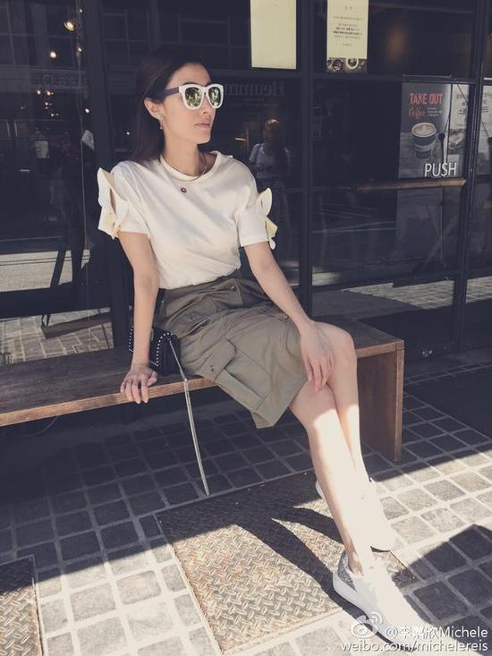 45岁阔太李嘉欣出街 美腿长直白嫩(图)