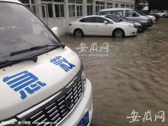 合肥暴雨 解放军第105医院低洼地带受淹(图)