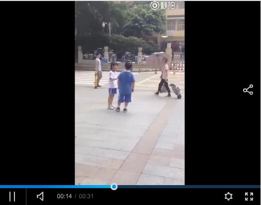 俩小学生当街闹分手:你的辣条是我买的