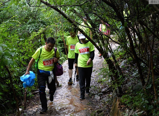 百名徽商走进大美金寨 公益徒步感受红色文化