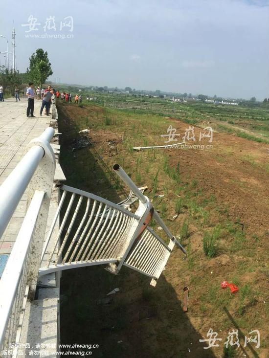 合肥凌晨发生惨烈车祸 轿车冲下桥后燃烧致4死1伤(图)