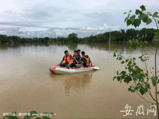 桐城市双港镇青城村被淹 500多村民被困(图)