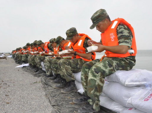 九成监狱分局携手驻监武警部队和群众共防台风