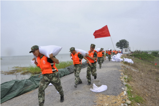 成监狱分局携手驻监武警部队和群众共防台风