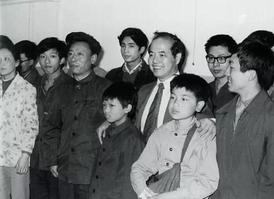 1984年，李政道和少年班同学在一起。