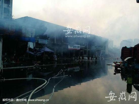 黄山市屯溪老汽车站失火:消防官兵奋战8小时扑