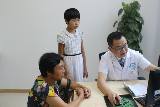 白癜风患者在合肥华夏免费体验智能新技术