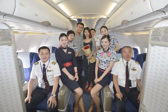 小伙在万米高空向女友求婚成功 机组人员提供