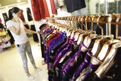 一位顾客正在挑选服饰