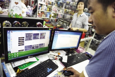 一家动漫店老板在经营自己的网店