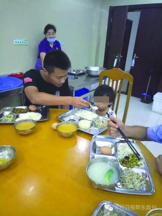 妈妈吸毒被处罚后不知影踪 两岁男童流落街头