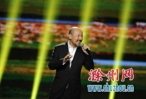 腾格尔登台演唱《天堂》