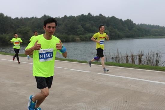 池州最美水上马拉松 畅跑金色香海