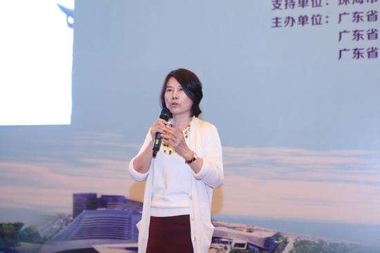 图为董明珠在会上做主旨演讲