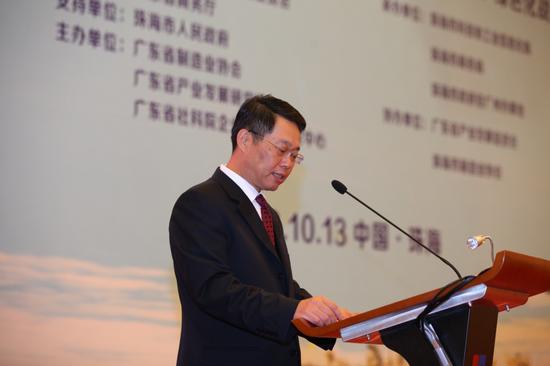 图为广东省政府副秘书长钟旋辉在会上致辞