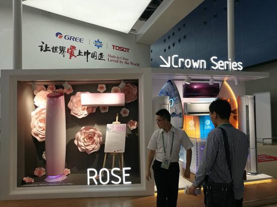 图为格力新品展区,左边是玫瑰-Ⅱ空调