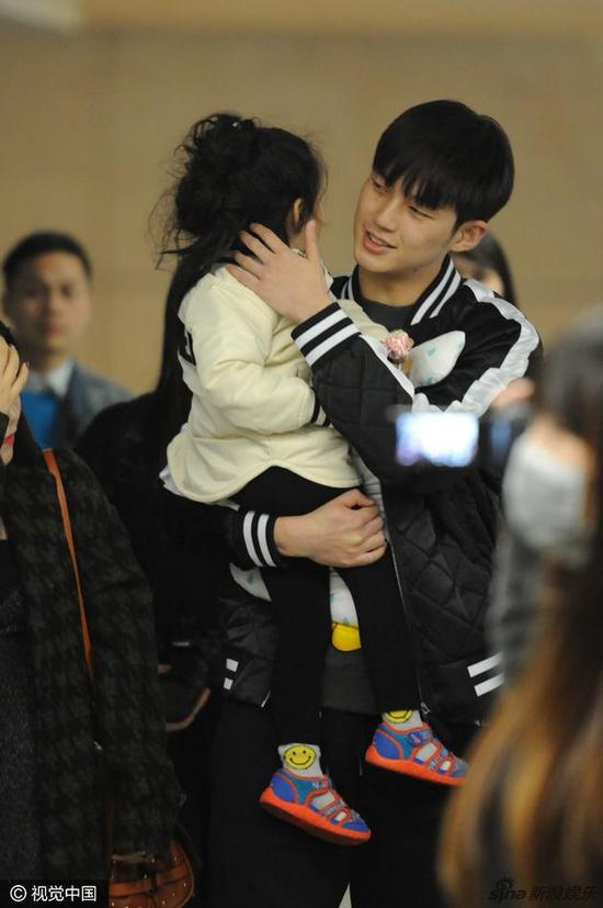 董力阿拉蕾父女CP惹争议 给女童错误示范