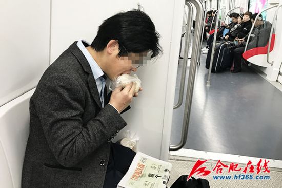 在地铁车厢内饮食的不文明现象屡见不鲜