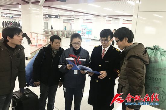 巡查人员引导携带大件行李的乘客要搭乘电梯,不要乘坐自动扶梯
