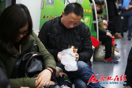 巡查队员对这对父子在车厢内饮食的行为进行了劝阻