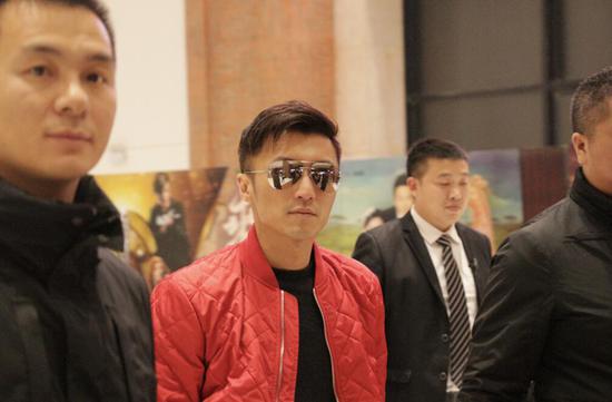 谢霆锋空降合肥宣传新片 戴墨镜帅气逼人引尖