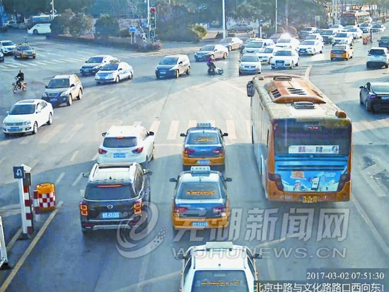 女子骑车连闯两红灯 芜湖交警奋力一推救其性