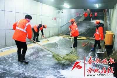 环卫工人“零点行动”:凌晨清洗地下通道只为不扰民