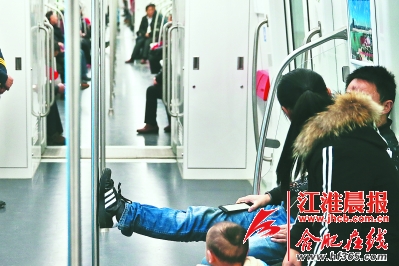 乘客将脚搭在扶手上。