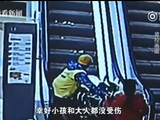 女子推婴儿车乘电梯侧翻 外卖小哥紧急救助