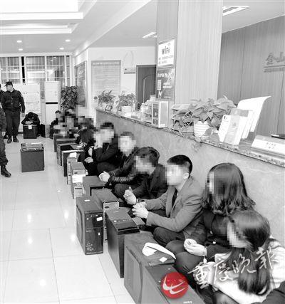 公司开例会,警方一锅端。 警方供图