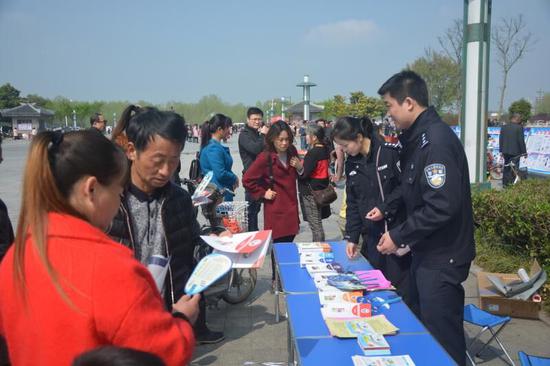 禁毒宣传走进寿县庙会