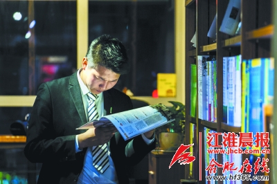 家住附近的张先生一直有夜间逛书店的习惯。