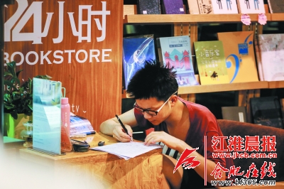今年高二的小赵在书店里疯狂地写着数学试卷。