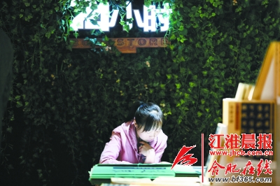 今年准备艺考的小何,在书店里阅读艺术类书籍。伴随着轻音乐,深夜在这里阅读,她觉得更加放松。