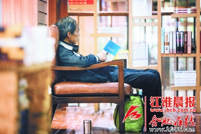 罗老放下行李和茶杯,开始一个人的夜读时光。