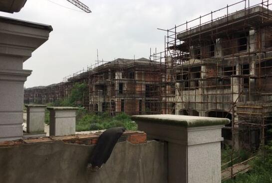 300多套别墅烂尾 部分建筑涉违建将重调规划