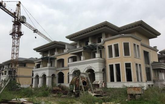 300多套别墅烂尾 部分建筑涉违建将重调规划