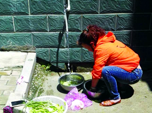 断水业主在楼下接水洗菜