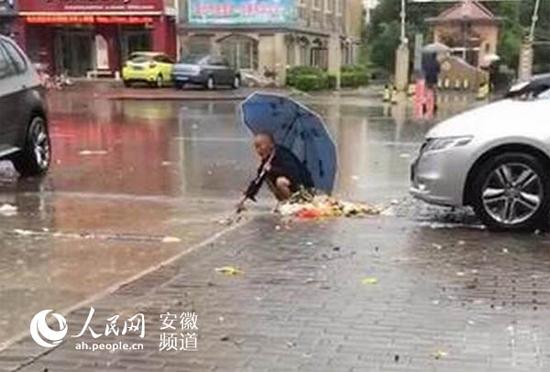 安徽颍上一老人徒手疏通下水道获点赞