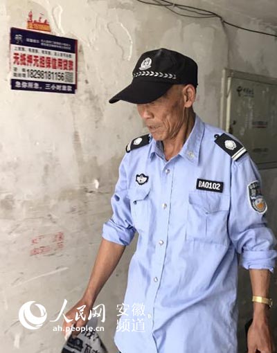 安徽颍上一老人徒手疏通下水道获点赞