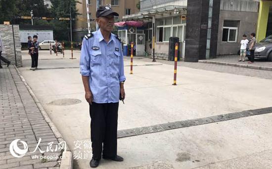 安徽颍上一老人徒手疏通下水道获点赞