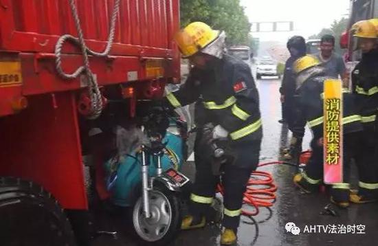 阜阳一货车司机暴雨夜路边休息 清晨车尾惊现死人