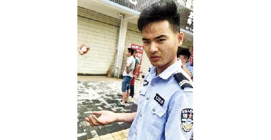 少年被困火海 90后辅警劈窗营救