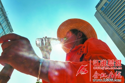 炎炎烈日下，环卫工人正在喝水解渴。