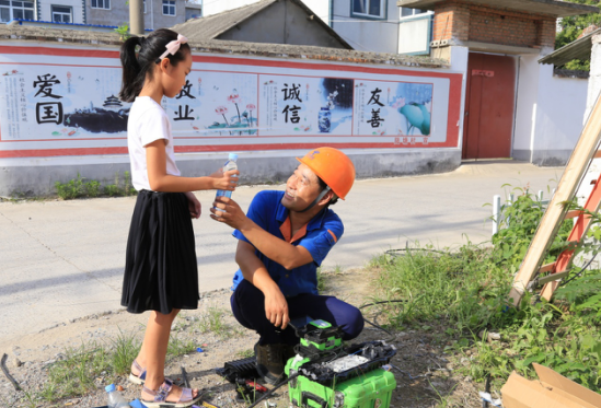人口负重_负重前行图片