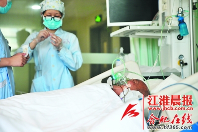 26日，在省二院ICU，老人中暑正在抢救。