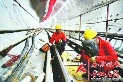 7月19日，中铁上海局芙蓉路地铁站项目建设工地，地铁建设者冒着高温酷暑奋战在建设一线。 胡静波 本报记者 虞俊杰 摄